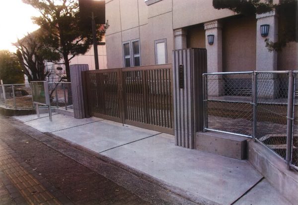 小学校の門扉改修工事